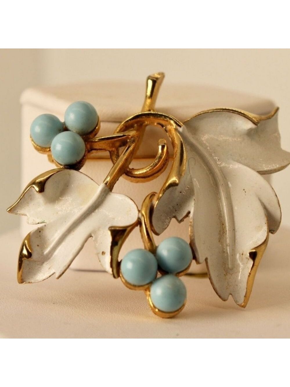1967 Sarah Coventry White Enamel Blue Beaded Grapevine Brooch EUC 1 7/8×1 7/8" - Picture 2 of 13